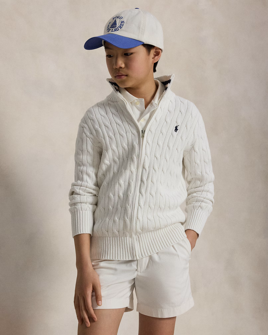 Polo Ralph Lauren kabeltrui met rits – jongen met pet, ecru, full look